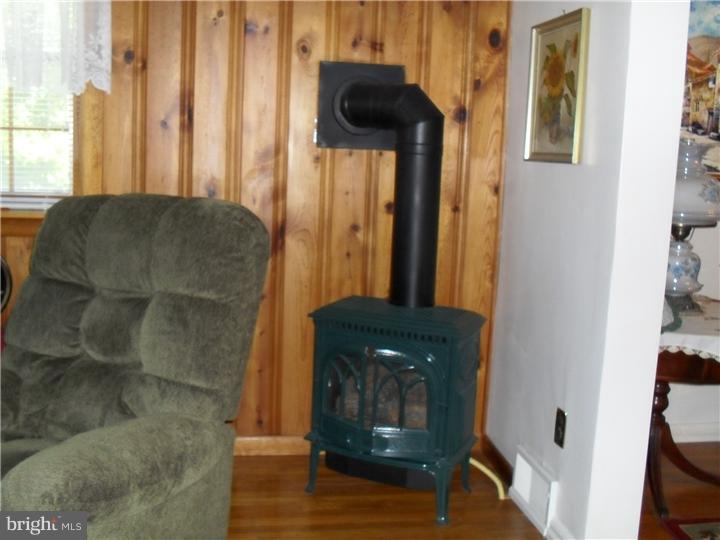 611 Aintree Road Hatboro, PA 19040 - Photo 14 of 17 Living Room