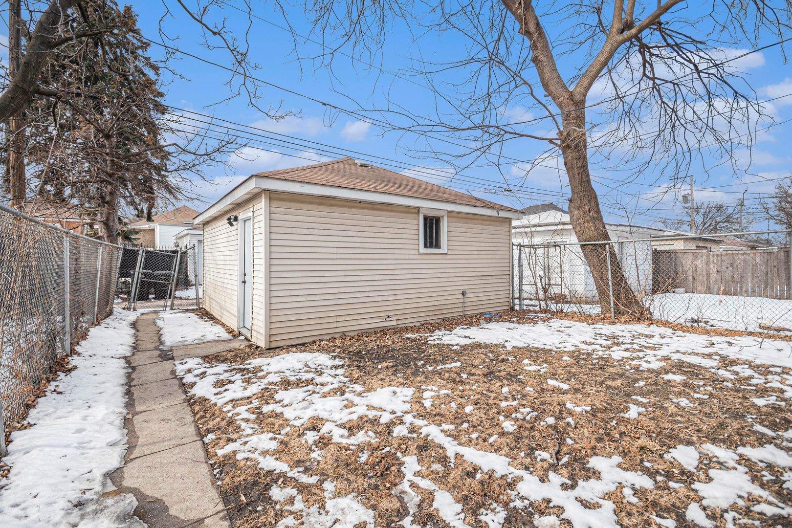 1702 North Meade Avenue, Unit 1 Chicago, IL 60639 - Photo 13 of 14 a backyard of a house