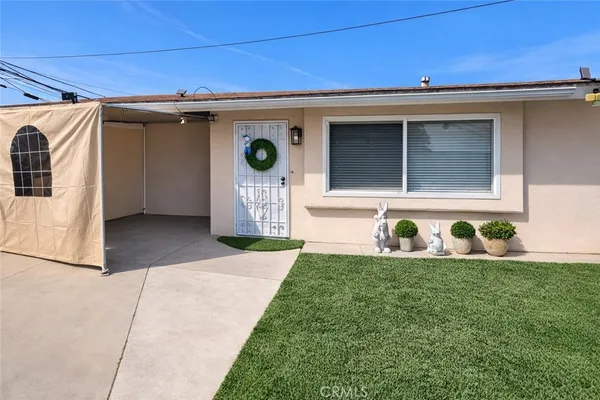 a view of a back yard of the house