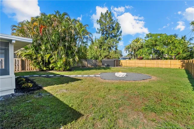 a view of a backyard