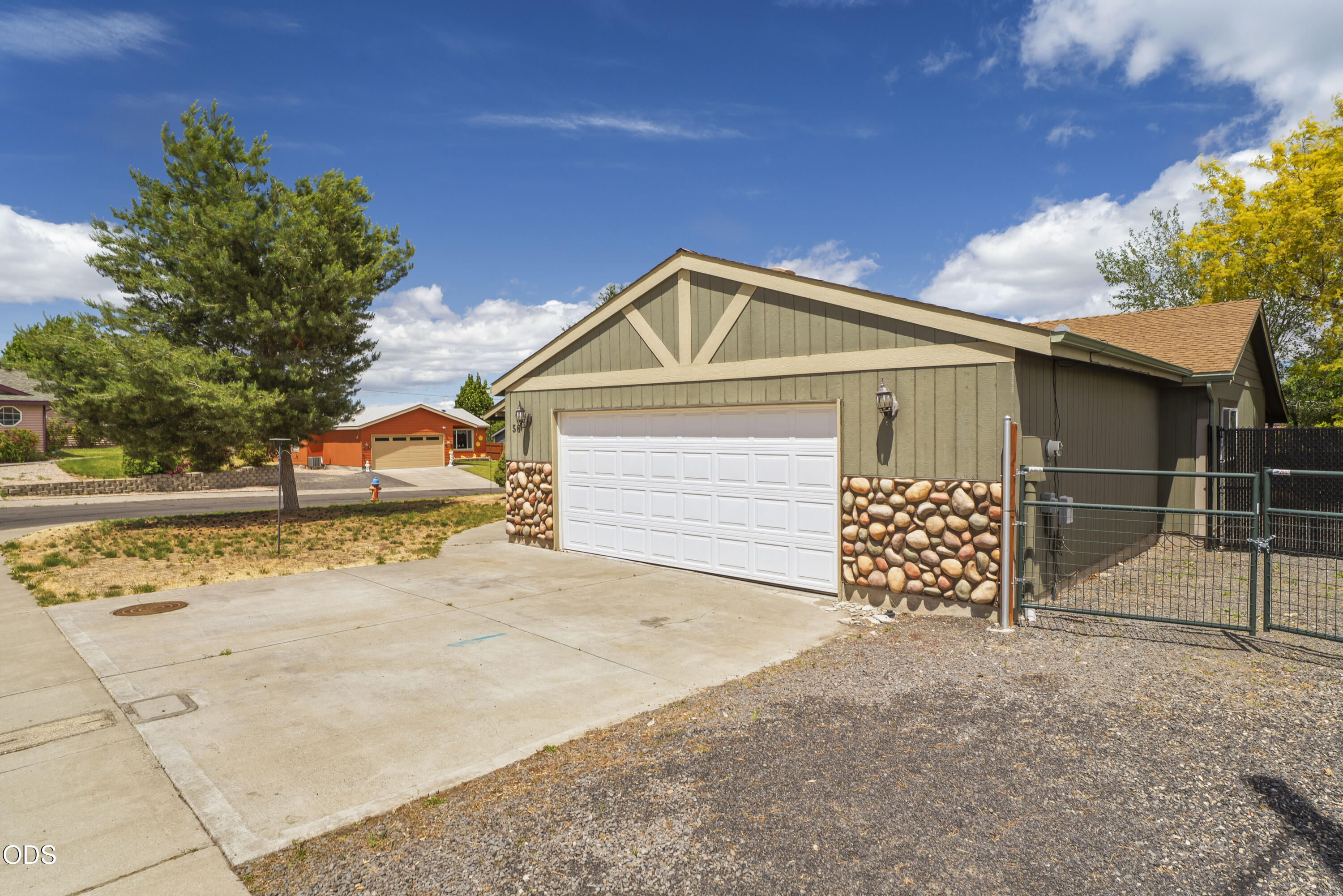 56 Southeast L St Loop Madras, OR 97741 - Photo 11 of 50