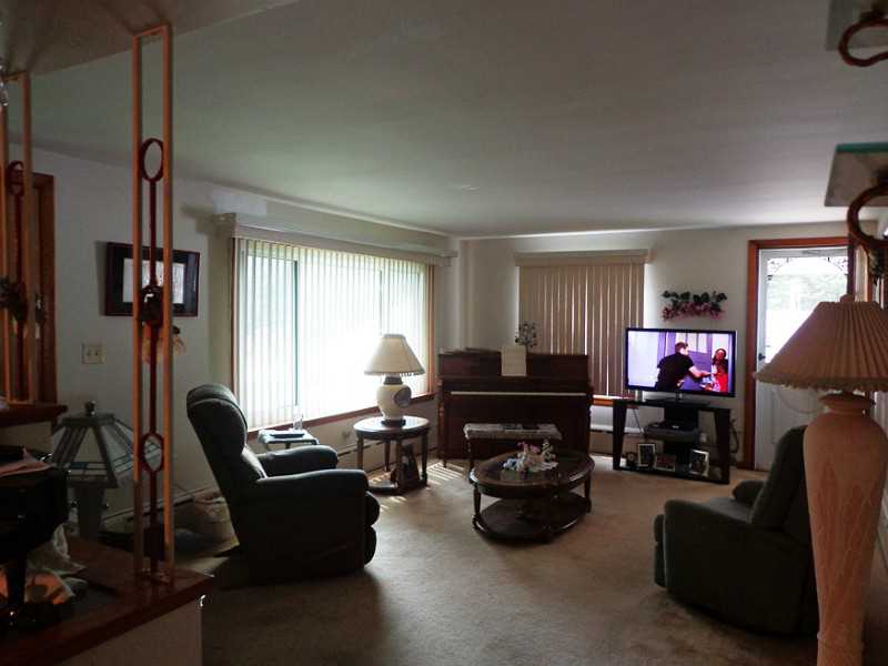 112 Knotty Oak Road Coventry, RI 02816 - Photo 16 of 25 Living Room.