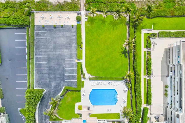 view of an buildings with backyard