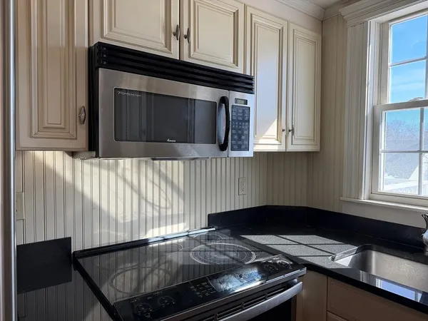 $3,300 | 9 Charles Street, Unit 2, Newburyport, MA 01950