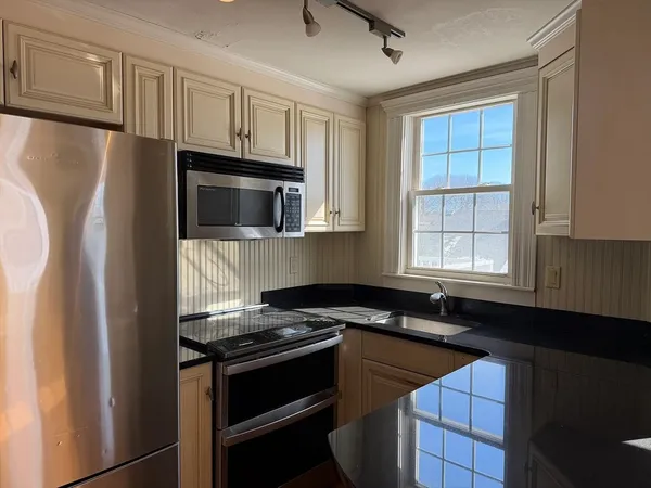 $3,300 | 9 Charles Street, Unit 2, Newburyport, MA 01950