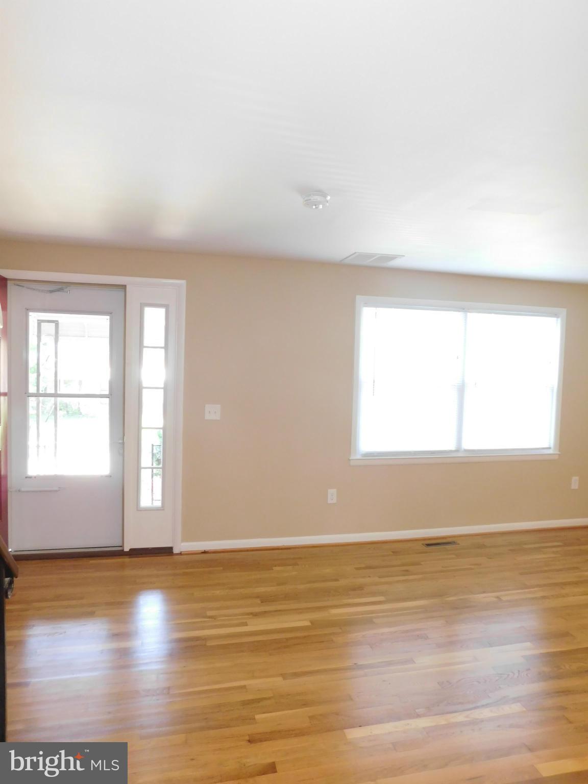 5218 Hillwell Road Baltimore, MD 21229 - Photo 4 of 27 Living Room