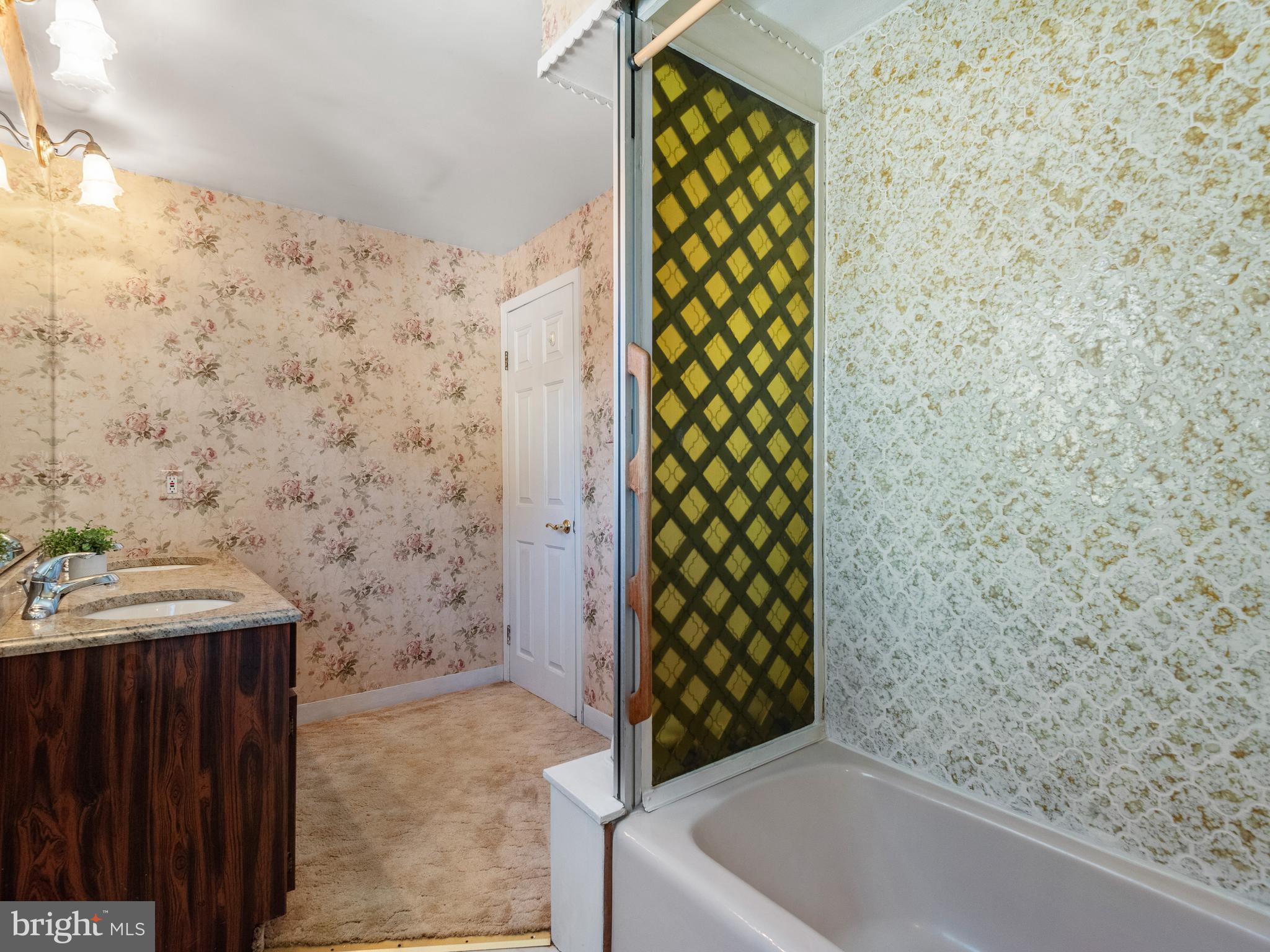 9818 Woodfern Road Philadelphia, PA 19115 - Photo 25 of 37 Full Hallway Bathroom