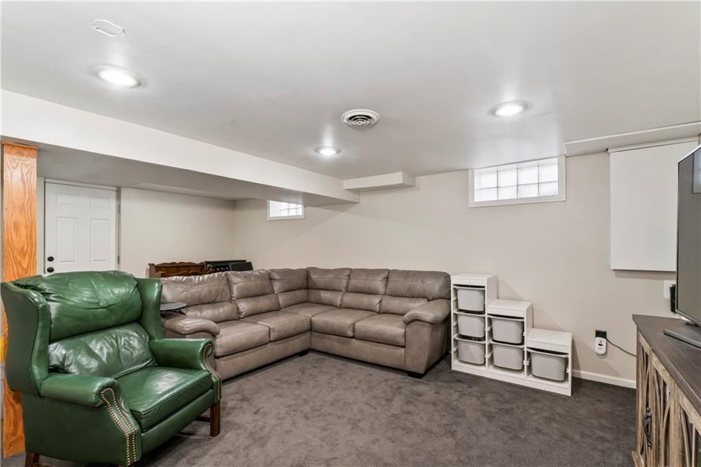130 Tory Road Coraopolis, PA 15108 - Photo 33 of 50 a living room with furniture