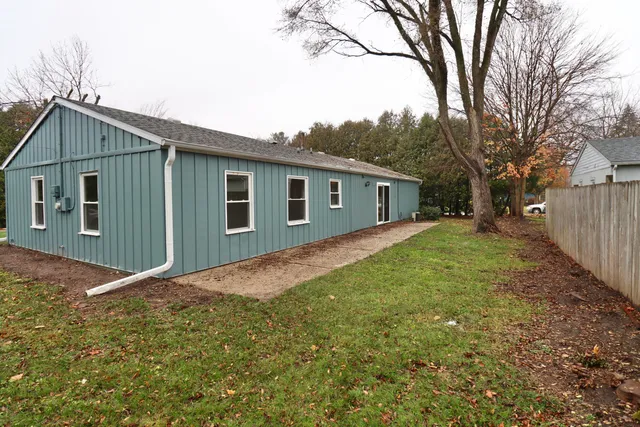 a view of a house with a yard