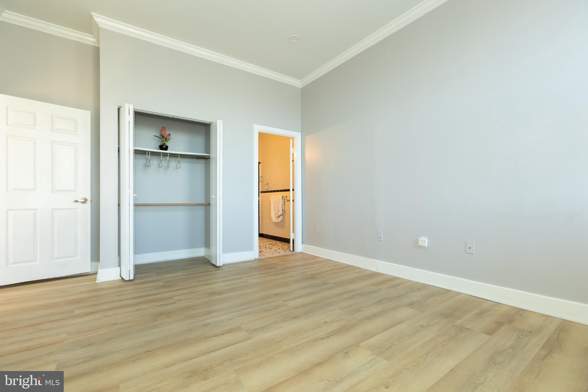 1 East Chase Street, Unit 712 Baltimore, MD 21202 - Photo 34 of 49 Spacious room with modern finishes.