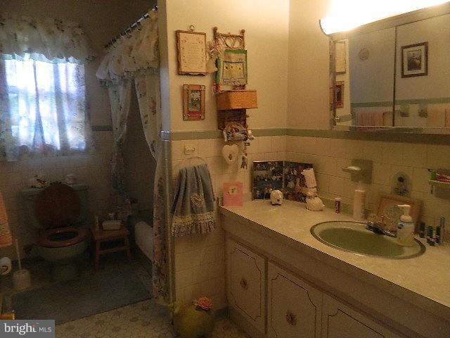 225 Circle Road Pasadena, MD 21122 - Photo 19 of 21 Bath