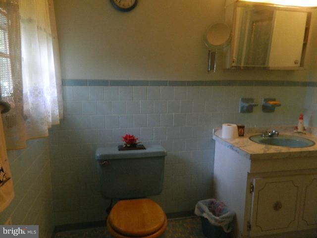 225 Circle Road Pasadena, MD 21122 - Photo 20 of 21 Bath (Master)