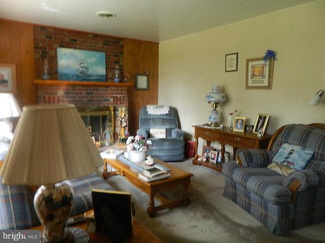 225 Circle Road Pasadena, MD 21122 - Photo 8 of 21 Living Room