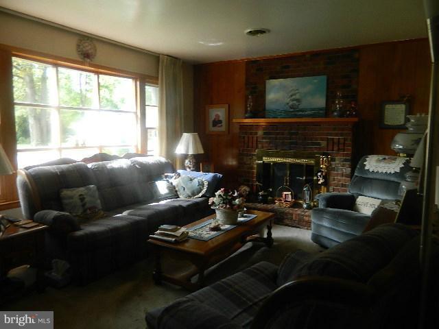 225 Circle Road Pasadena, MD 21122 - Photo 9 of 21 Living Room