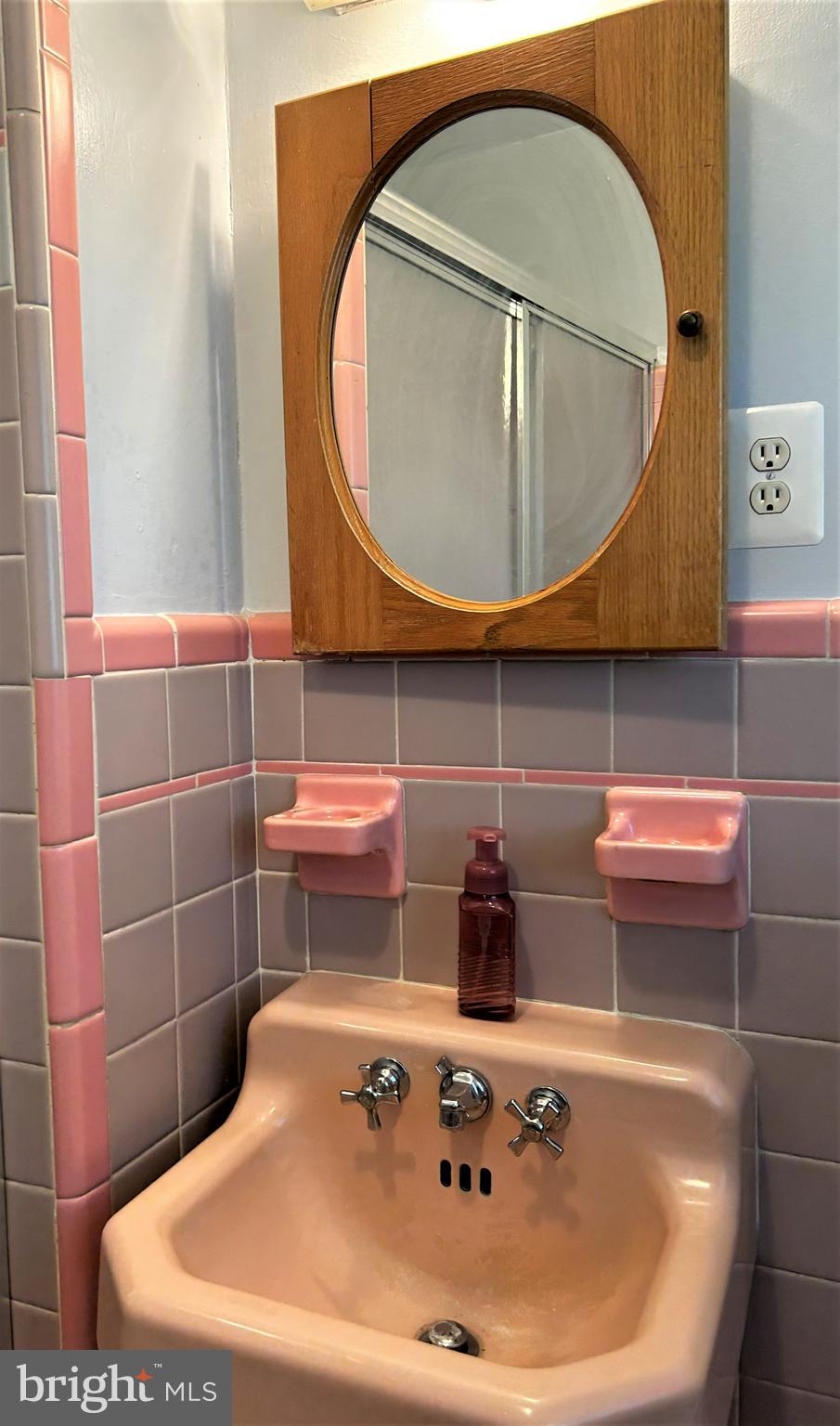 20356 White Oak Drive Sterling, VA 20165 - Photo 14 of 29 Retro primary bathroom