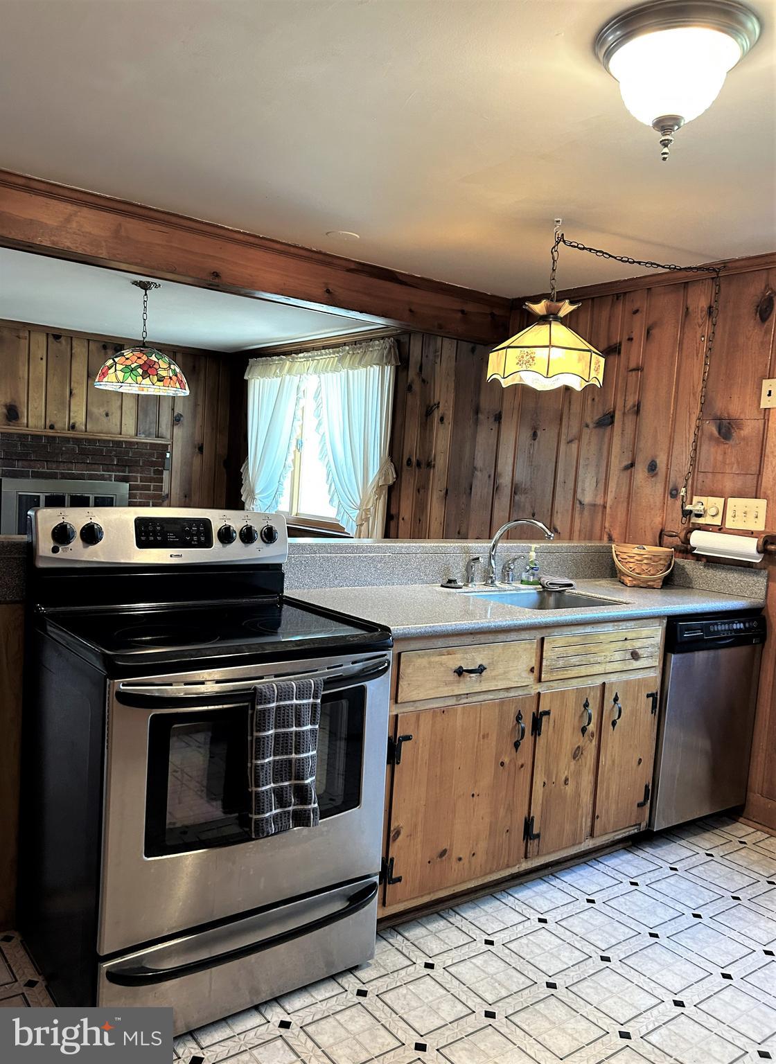 20356 White Oak Drive Sterling, VA 20165 - Photo 7 of 29 The cozy kitchen waiting for the chef!