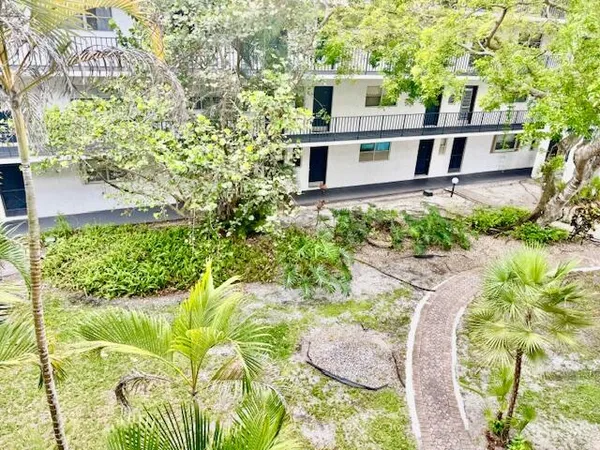 $2,000 | 3300 Spanish Moss Terrace, Unit 302, Lauderhill, FL 33319