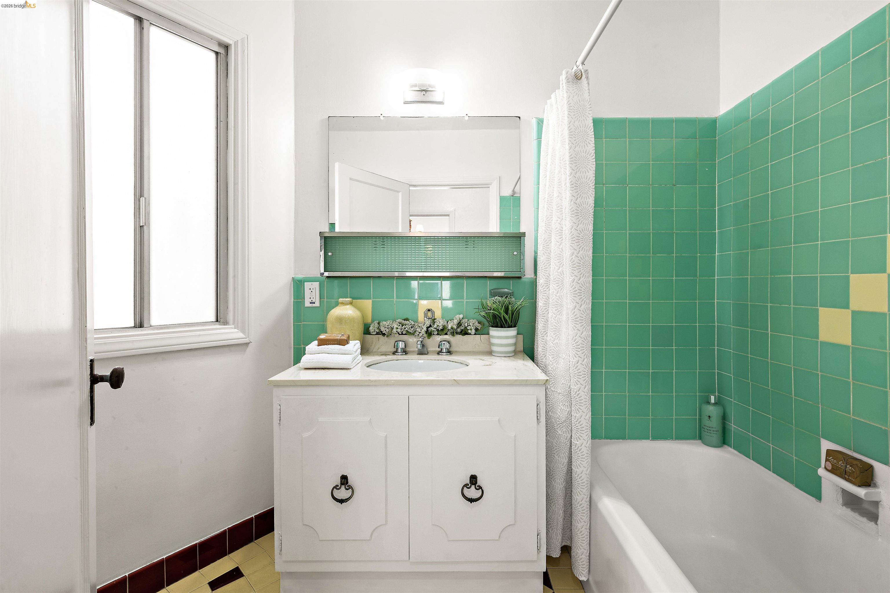 910 Pierce Street Albany, CA 94706 - Photo 16 of 44 a bathroom with a bathtub sink and toilet