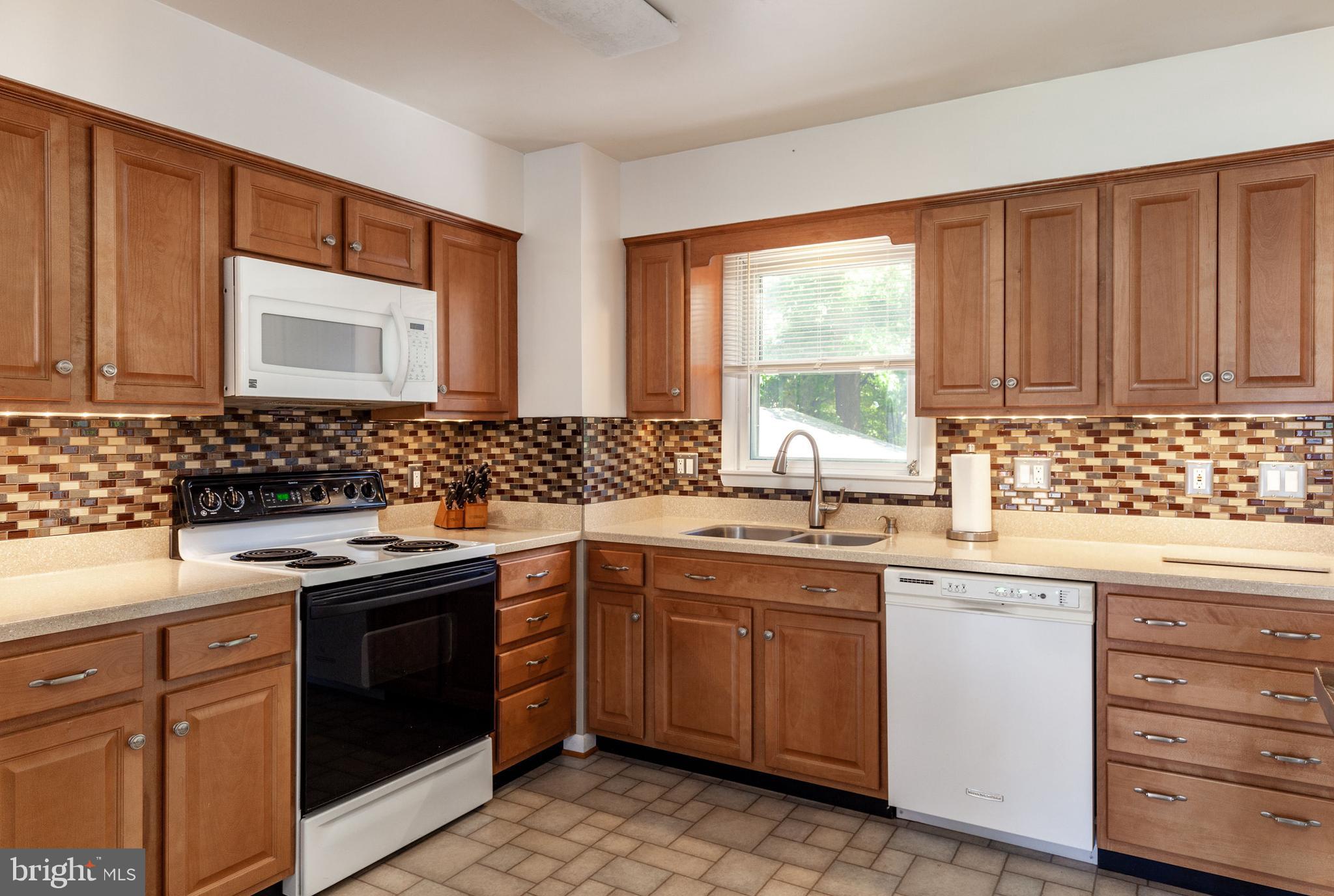 229 Oakwood Road Edgewater, MD 21037 - Photo 2 of 26 Huge kitchen