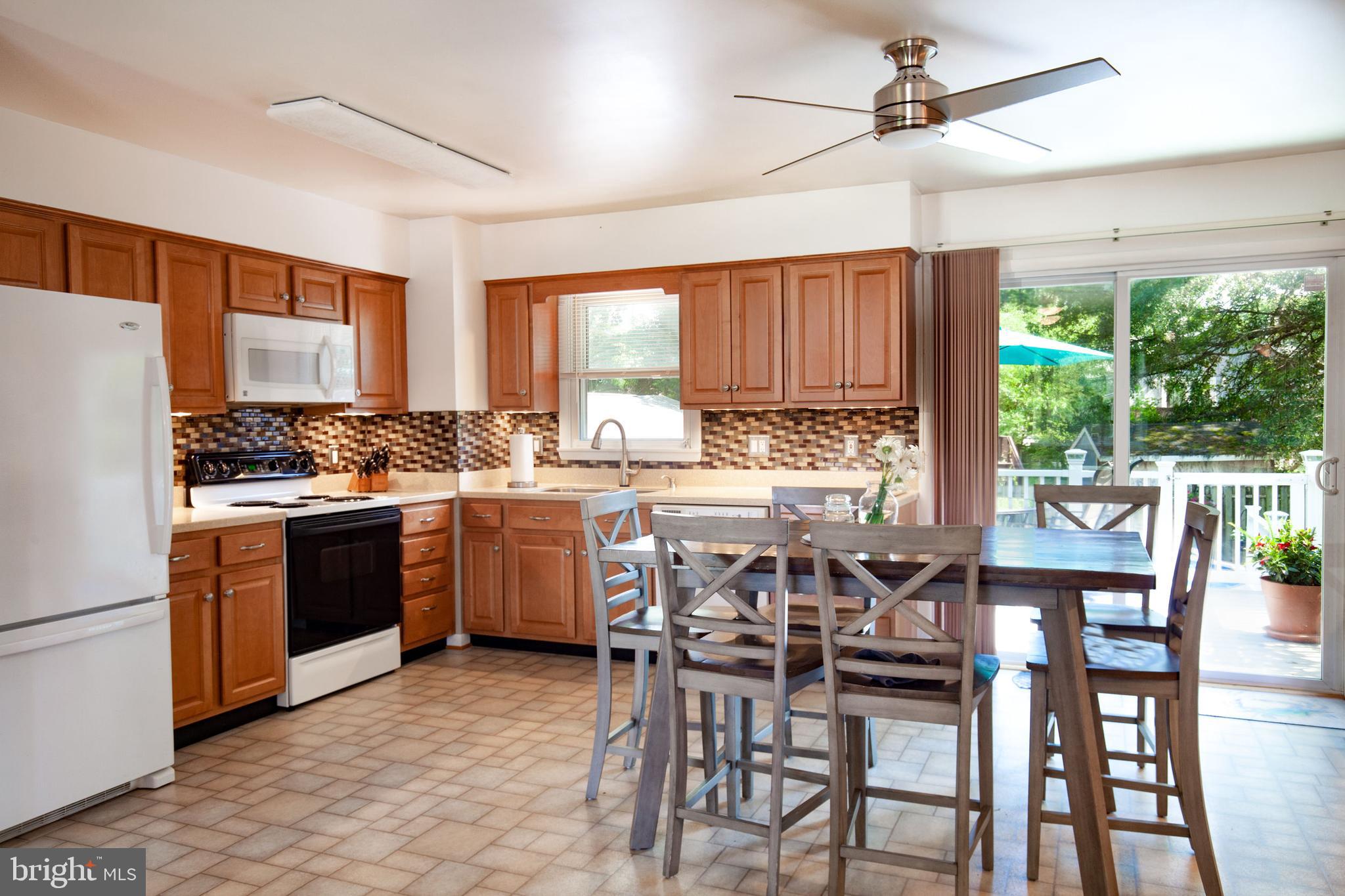 229 Oakwood Road Edgewater, MD 21037 - Photo 5 of 26 Kitchen open to Living room