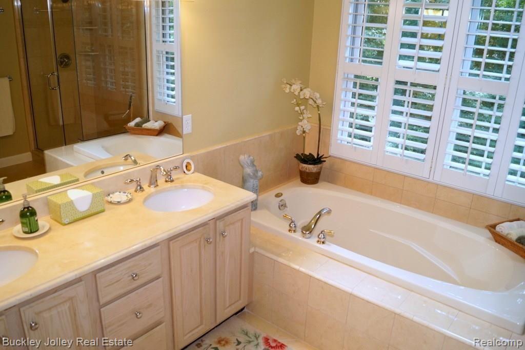 6952 Summit Ridge Brighton, MI 48116 - Photo 16 of 28 Dual Sinks and Soaker Tub in Master Bath