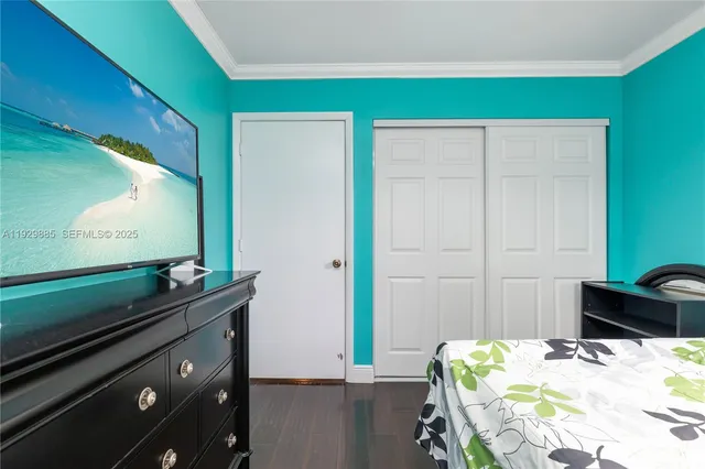 a view of a yard in front of a house