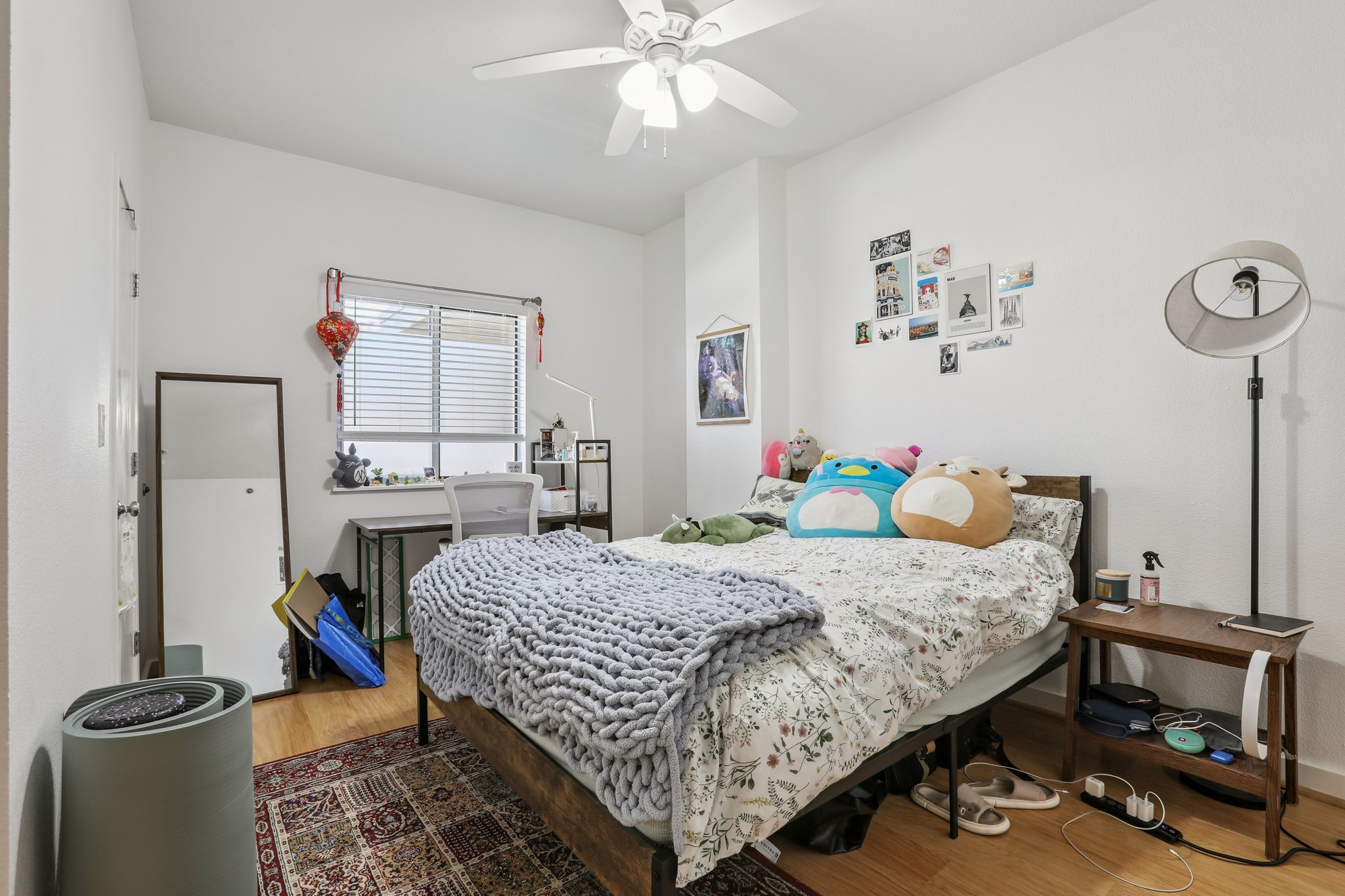 711 West 26th Street, Unit 704 Austin, TX 78705 - Photo 18 of 32 a bedroom with a bed and a chandelier