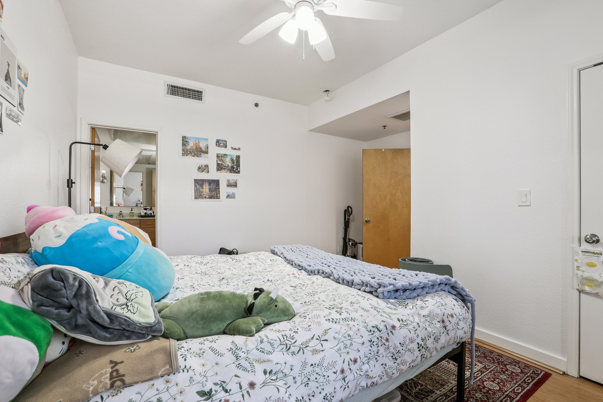 711 West 26th Street, Unit 704 Austin, TX 78705 - Photo 19 of 32 a bedroom with a bed and a chandelier