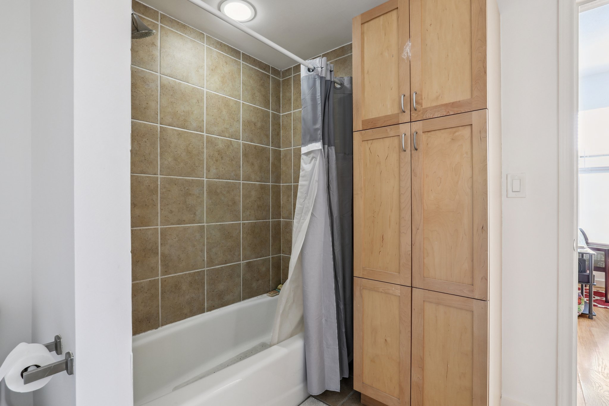 711 West 26th Street, Unit 704 Austin, TX 78705 - Photo 26 of 32 a bathroom with a bathtub