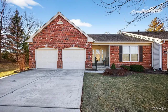 $319,900 | 915 Waterford Villas Court, Unit 56, Lake St. Louis, MO 63367