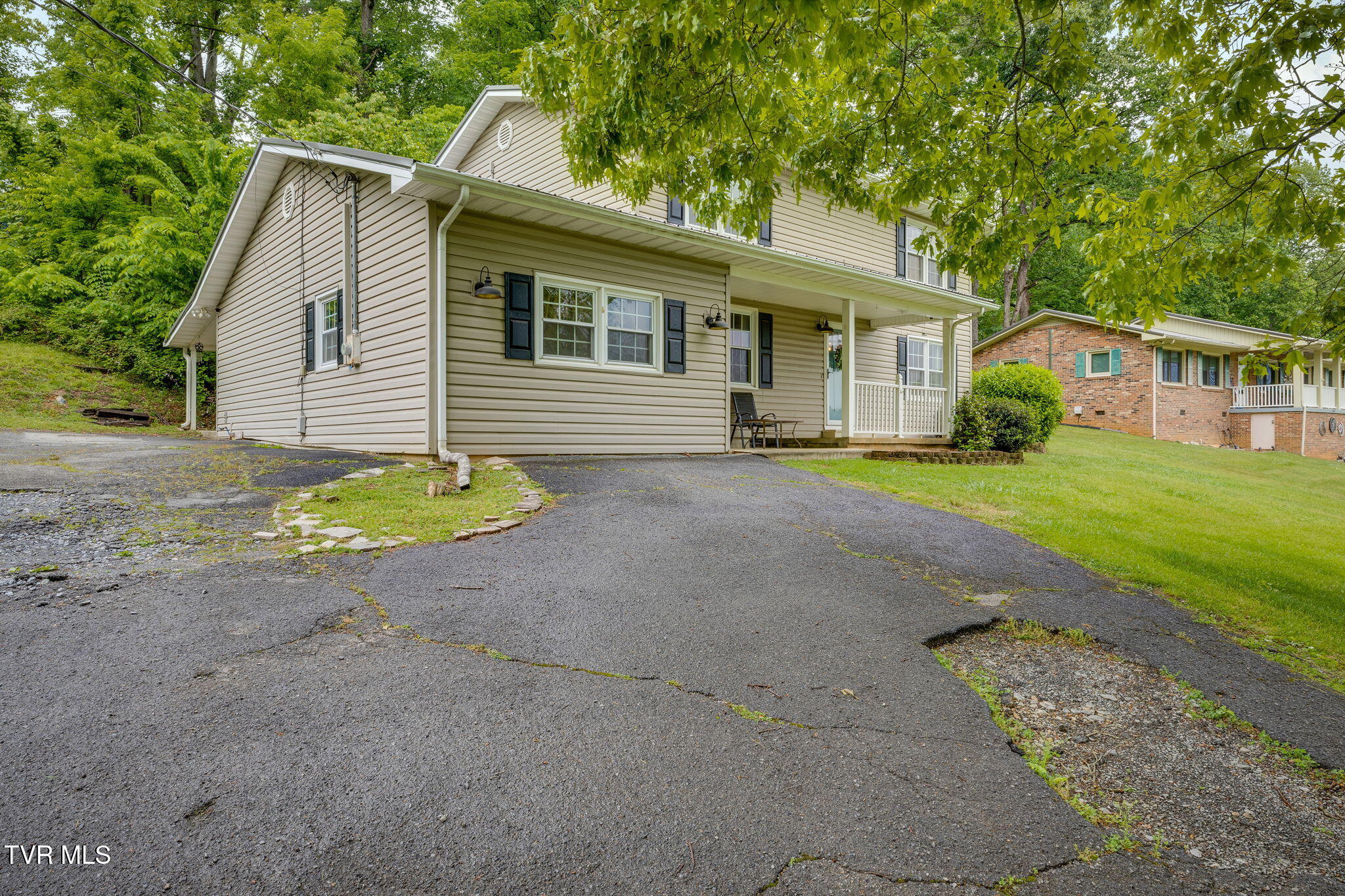 2552 Bob Little Road Elizabethton, TN 37643 - Photo 4 of 42 003