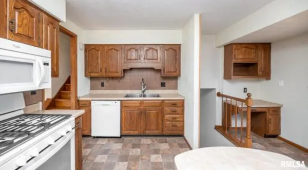 $1,900 | 2303 West Pintura Court, Peoria, IL 61614