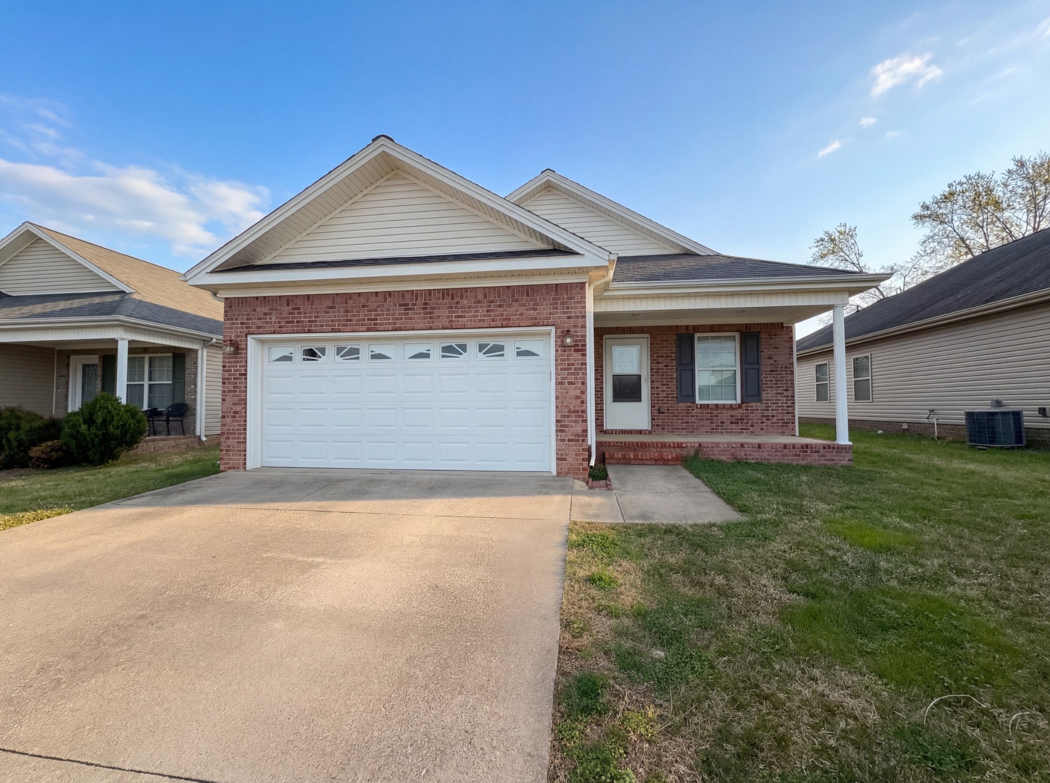 511 Bridle Way Hopkinsville, KY 42240 - Photo 1 of 17 a front view of a house with a yard and garage