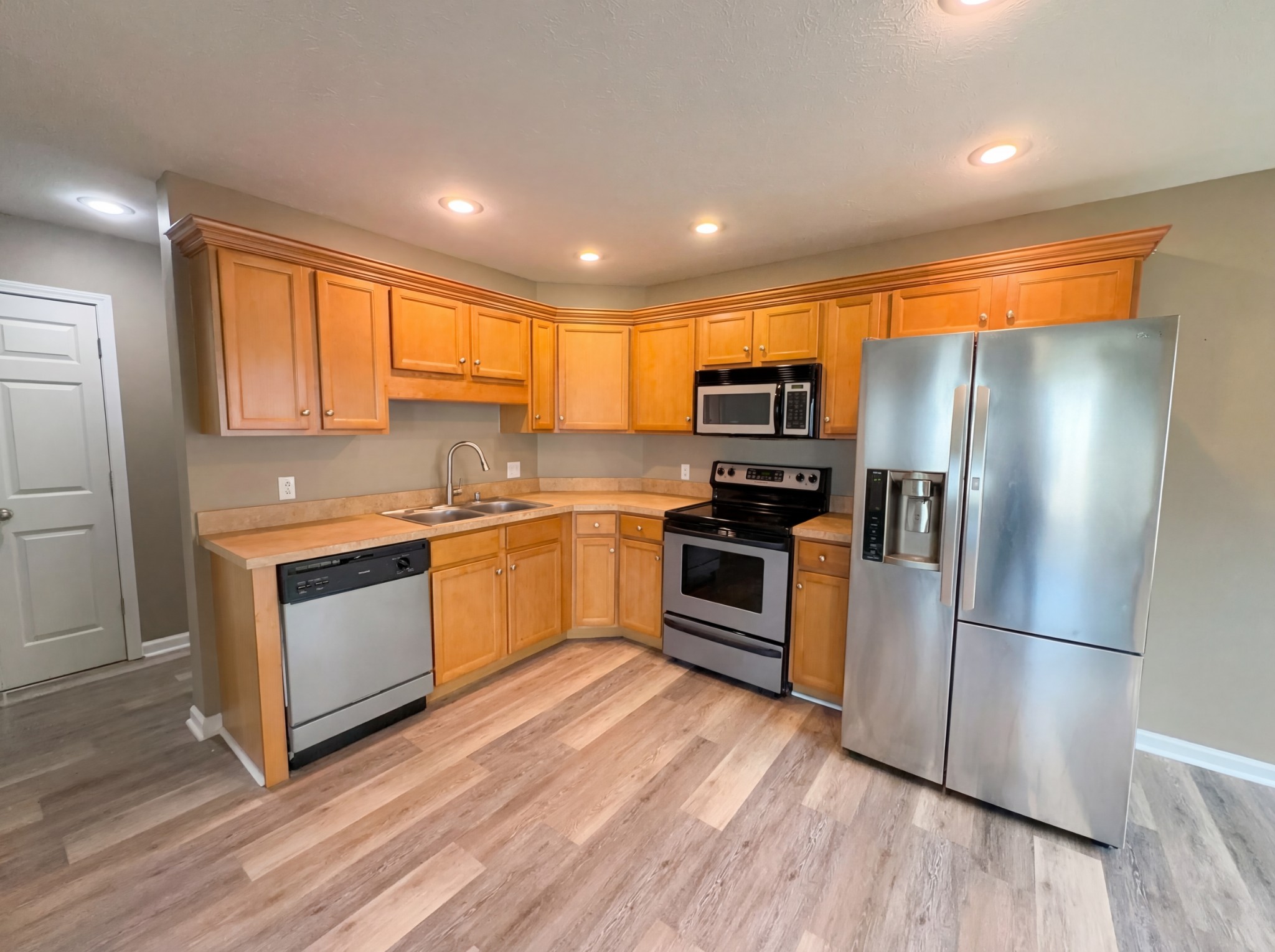 511 Bridle Way Hopkinsville, KY 42240 - Photo 2 of 17 a kitchen with granite countertop a refrigerator stove and wooden floor