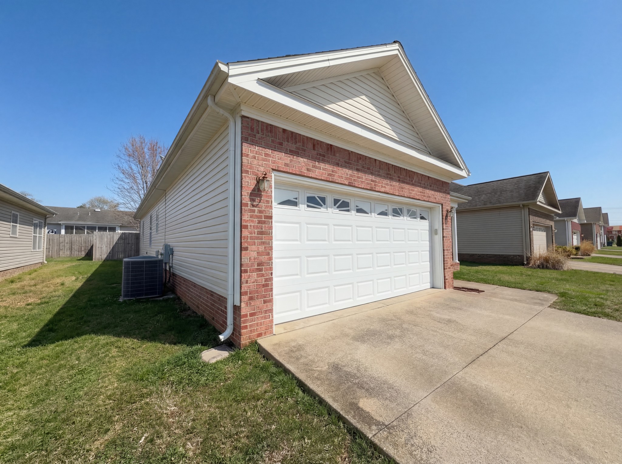 511 Bridle Way Hopkinsville, KY 42240 - Photo 8 of 17 a front view of a house with a yard and garage