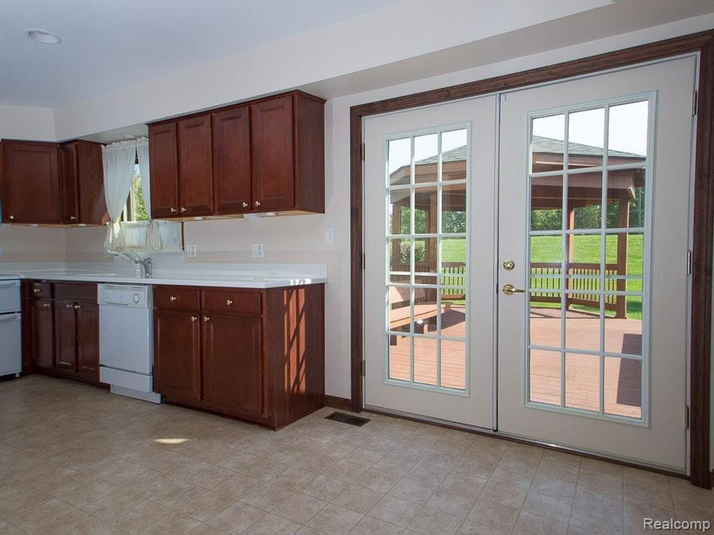 640 Rolling Green Circle North Rochester Hills, MI 48309 - Photo 12 of 26