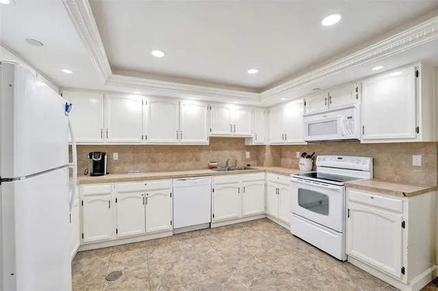 $3,400 | 3200 Port Royale Drive North, Unit 905, Fort Lauderdale, FL 33308