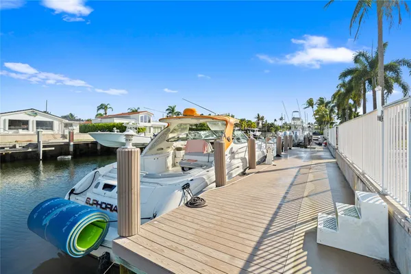 a view of an entryway and livingroom with furniture