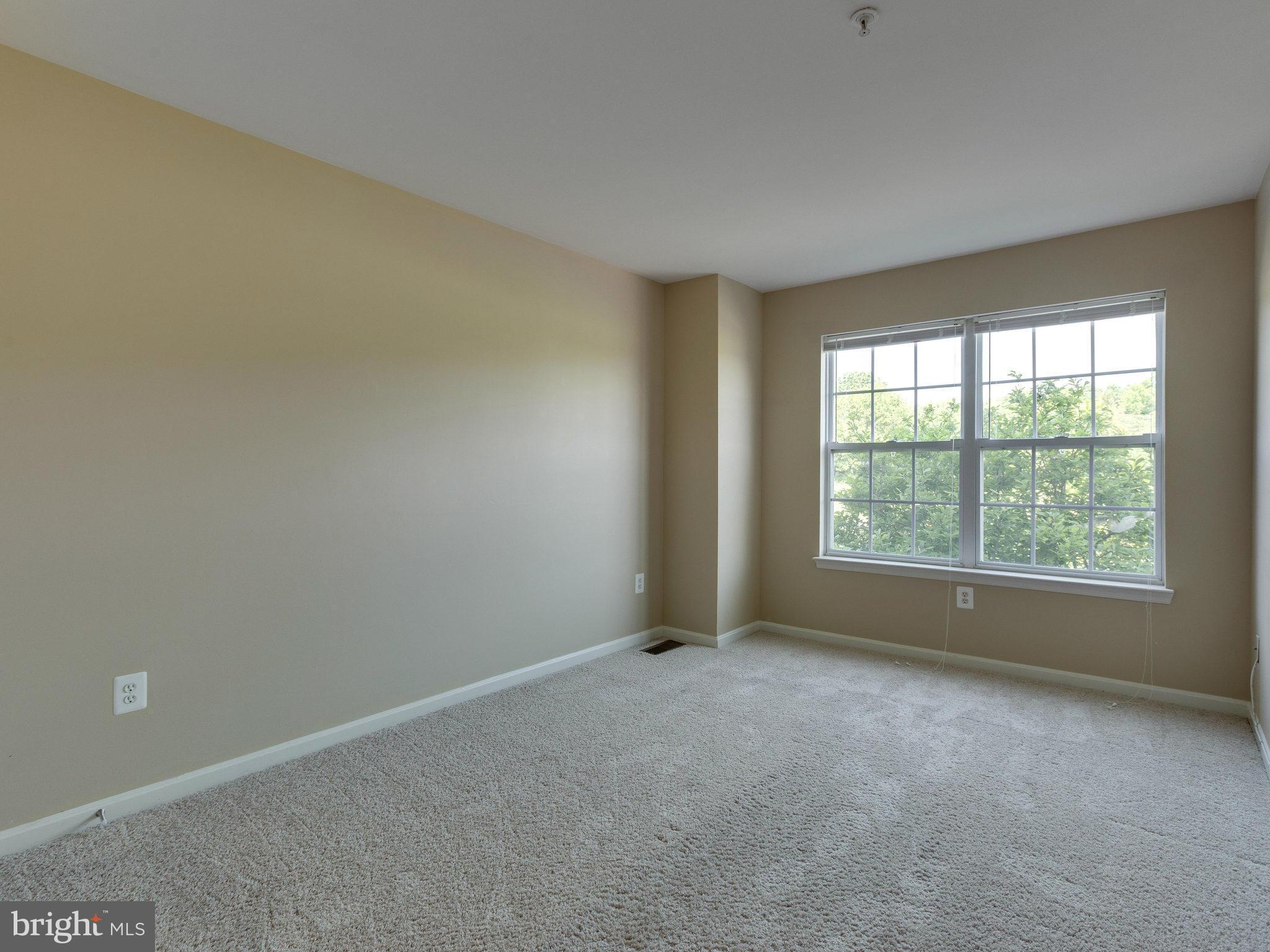 10613 Lockerbie Way Manassas, VA 20109 - Photo 14 of 27 an empty room with a window
