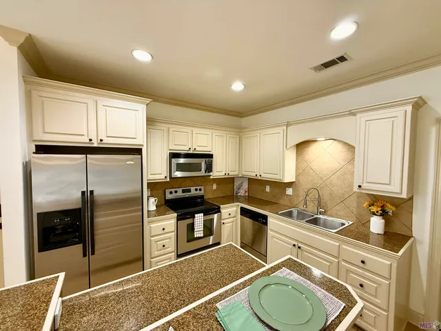 $2,000 | 9541 Summer Pointe Avenue, Baton Rouge, LA 70810