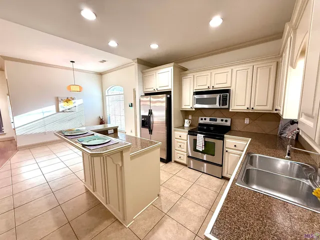 $2,000 | 9541 Summer Pointe Avenue, Baton Rouge, LA 70810