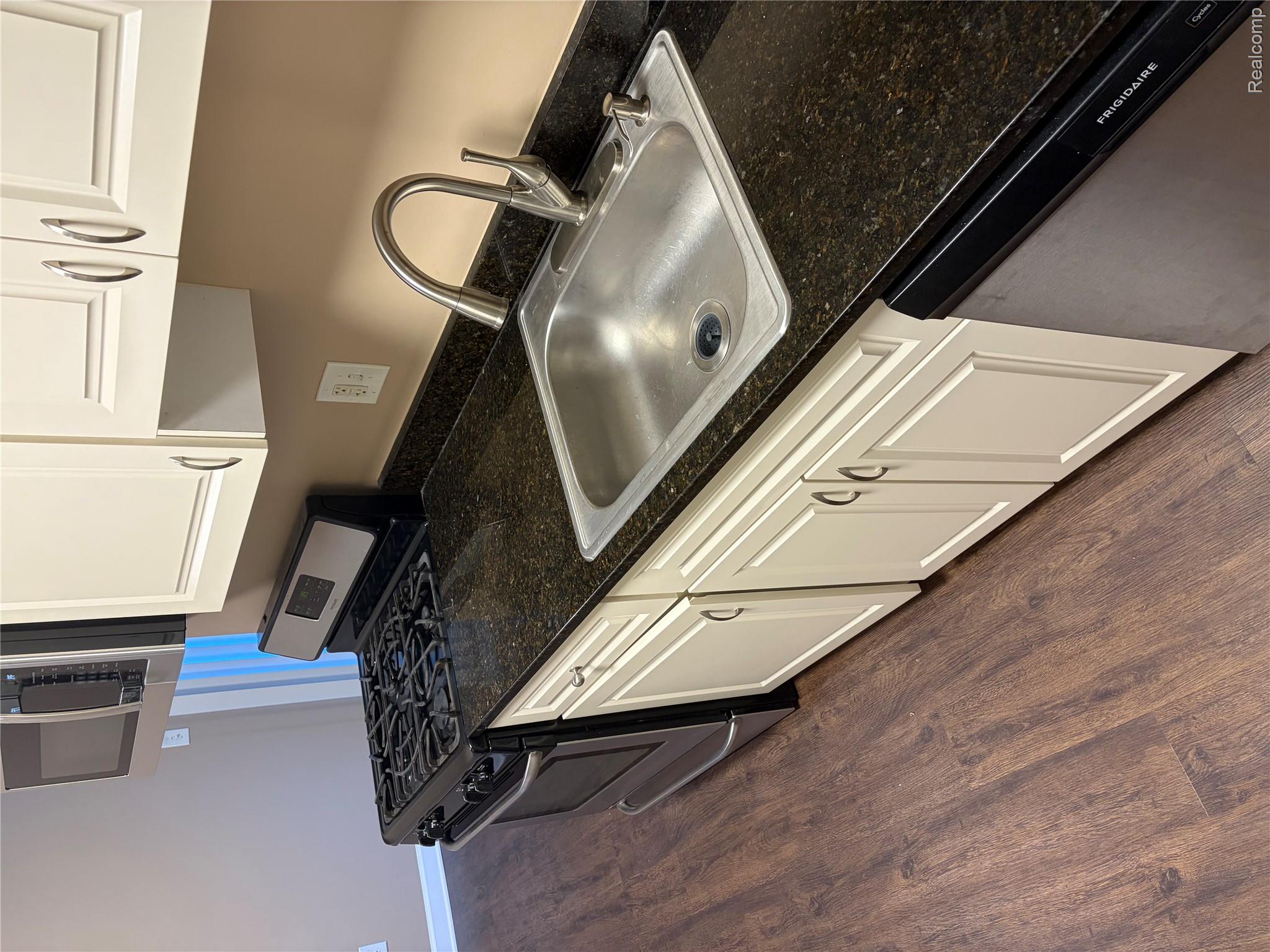 23656 North Rockledge Novi, MI 48375 - Photo 6 of 15 Kitchen.jpeg