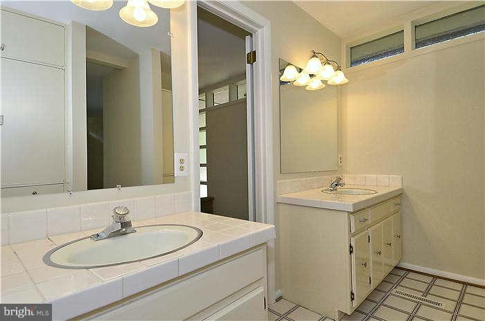 10005 Ormond Road Potomac, MD 20854 - Photo 16 of 29 Bath (Master)