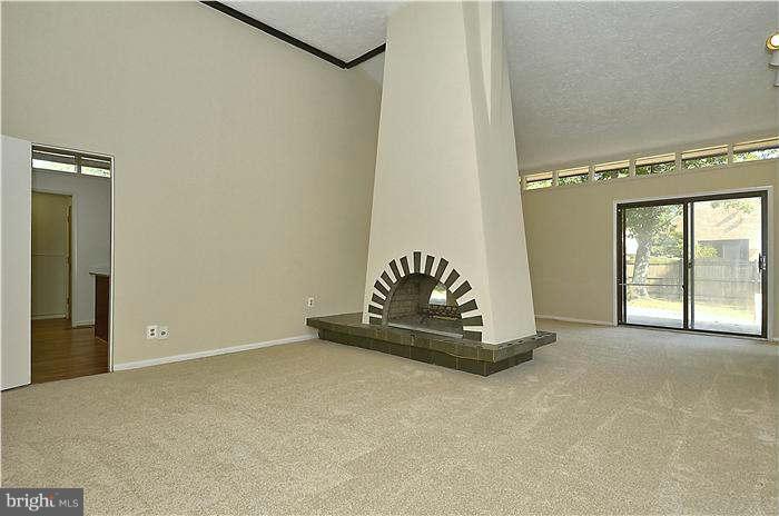 10005 Ormond Road Potomac, MD 20854 - Photo 4 of 29 Living Room