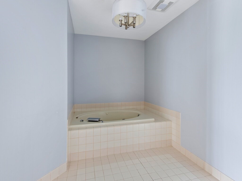 65 Lake Avenue, Unit 831 Worcester, MA 01604 - Photo 25 of 39 a bathroom with a bathtub