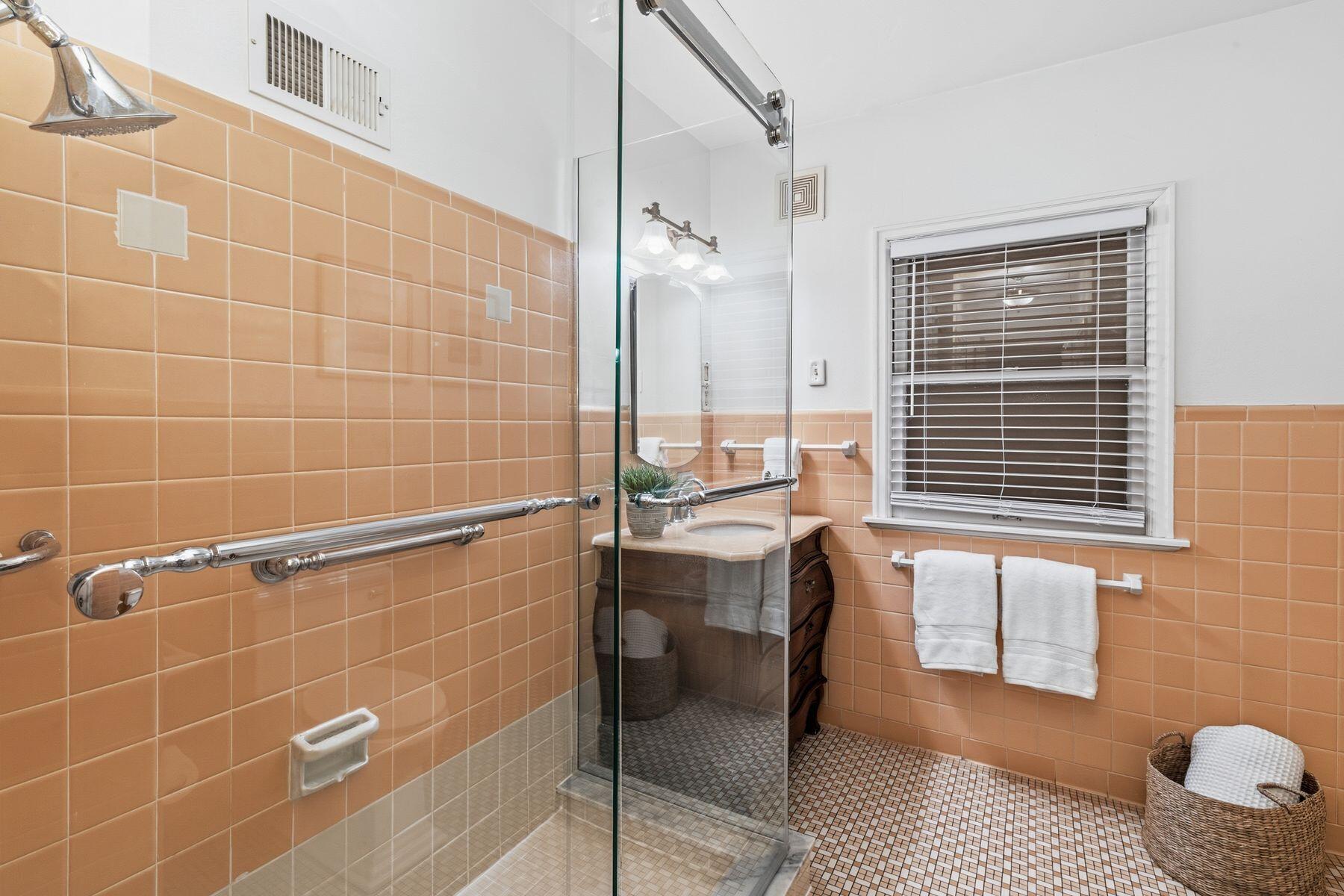 1350 Blue Ridge Boulevard Elm Grove, WI 53122 - Photo 17 of 35 Full Bath - Main Floor