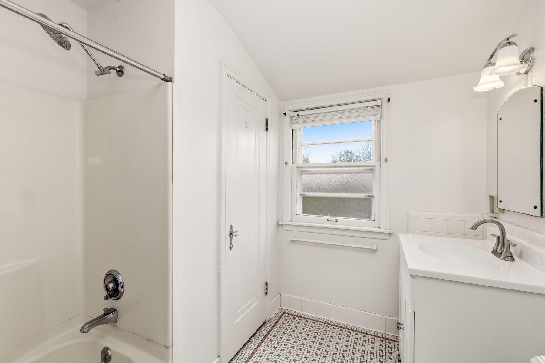 1350 Blue Ridge Boulevard Elm Grove, WI 53122 - Photo 21 of 35 Full Bath - Upstairs