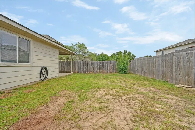 a view of a backyard