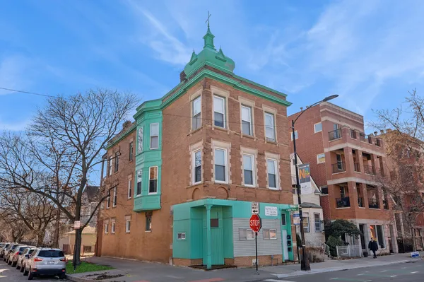$3,000 | 4057 North Damen Avenue, Unit 2, Chicago, IL 60618
