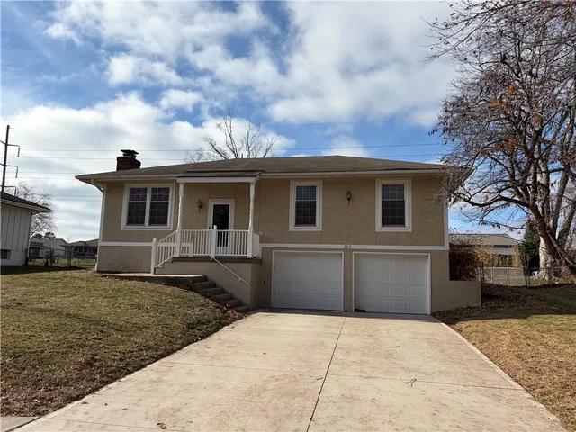 $275,000 | 302 Northwest Shamrock Avenue, Lee's Summit, MO 64081
